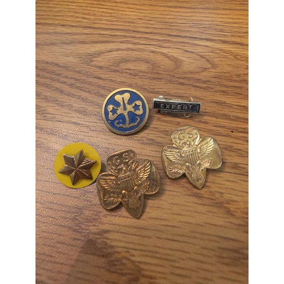 Jewelry - VINTAGE ASSORTMENT OF GIRL SCOUT PINS